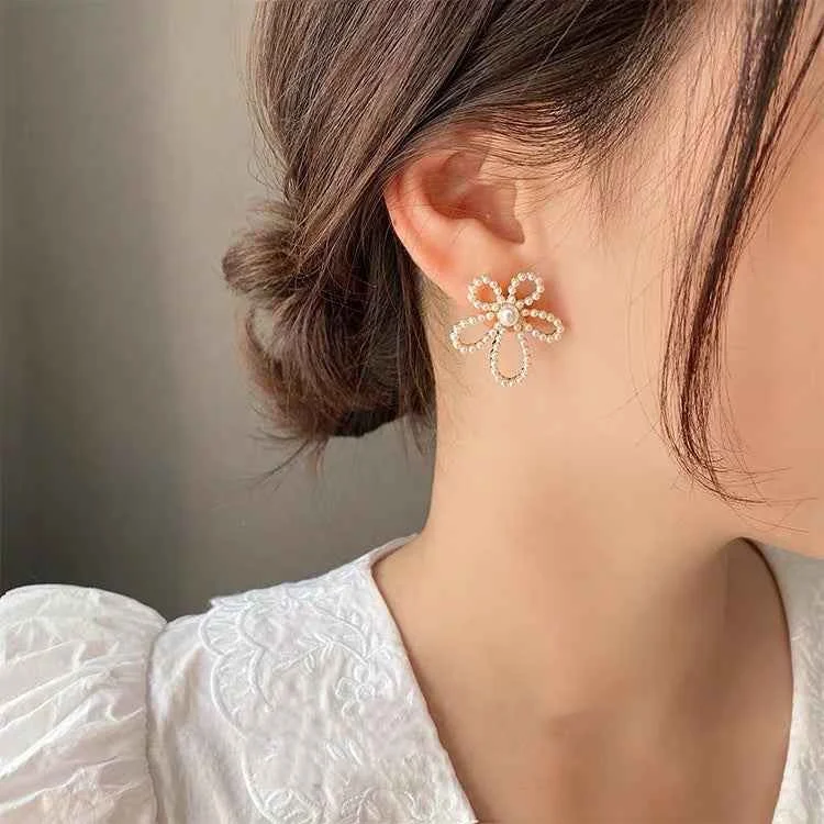 Pearl Petals Set With Diamond Earrings - Woolova